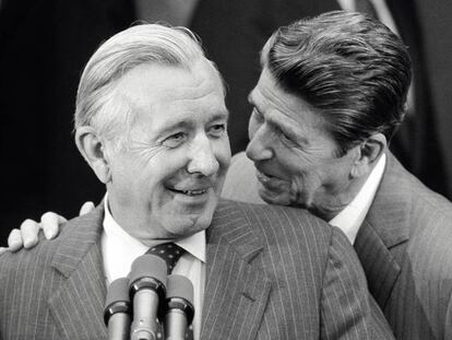 Ronald Reagan y Don Regan, en 1981, cuando estaban en su mejor momento. El primero acababa de ser nombrado presidente de Estados Unidos; el segundo, un gurú de Wall Street, era secretario del Tesoro. Cuando ascendió a jefe de gabinete, aisló al presidente y se emborrachó de poder. Pasó a la historia como el peor en ejercer su cargo.