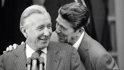 Ronald Reagan y Don Regan, en 1981, cuando estaban en su mejor momento. El primero acababa de ser nombrado presidente de Estados Unidos; el segundo, un gurú de Wall Street, era secretario del Tesoro. Cuando ascendió a jefe de gabinete, aisló al presidente y se emborrachó de poder. Pasó a la historia como el peor en ejercer su cargo.