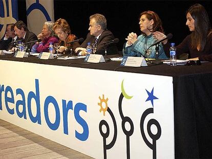 Mesa de responsables de Cultura autonómicos. De derecha a izquierda, Dulce Xerach (Canarias); Rosario Torres (Andalucia); José Luis Méndez Romeu (secretario de Estado de Cooperación); Caterina Mieras (Cataluña); Beatriz Rodríguez (diputada PP); Gurutz Larrañaga (Euskadi) y Manuel Pérez Castell (Comisión de Cultura de la FEMP).