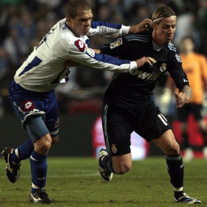 Guti conduce el balón ante Juca en el Deportivo-Real Madrid del pasado sábado.