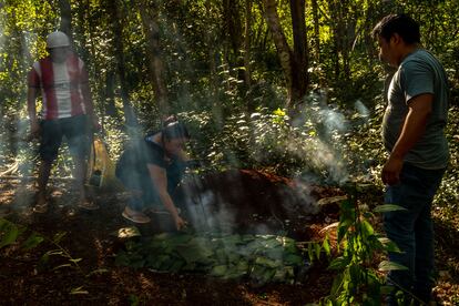 La familia Nahuat Tu se alista para preparar pibipollo, uno de los platos principales del tradicional hanal pixan, o comida de ánimas. Este día recibirán a un grupo de turistas franceses, a quienes harán parte de los rituales y tradiciones del día de los muertos en su comunidad.