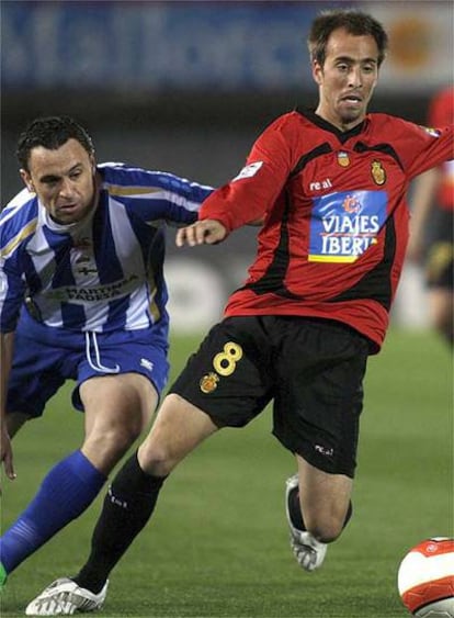 Borja Valero controla el balón ante el defensa del Deportivo Alberto Lopo