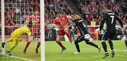 Thomas Mueller, junto con Sergio Ramos en el partido de ayer.