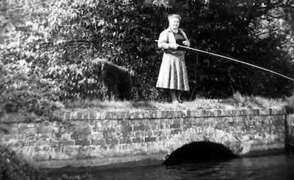 Ilsa Barea-Kulcsar pesca lucios en Hertfordshire (Inglaterra), cerca de 1950.
