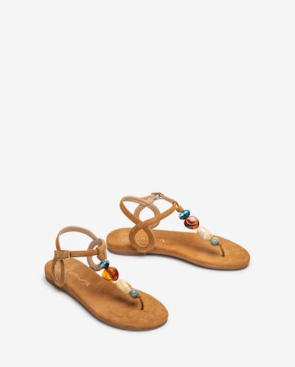 El toque boho definitivo es fácil de conseguir con estas sandalias tipo esclava de Unisa. Están confeccionadas en ante y decoradas con una tira de piedras de diferentes formas y colores que combinan igual de bien con un vestido tipo ibicenco que con unas bermudas vaqueras