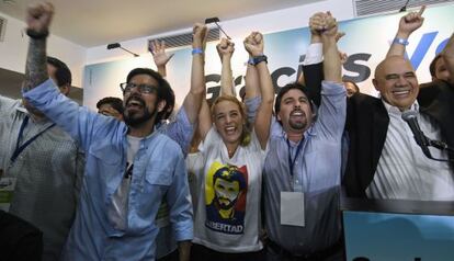 Tintori, amb altres opositors, celebra els resultats.