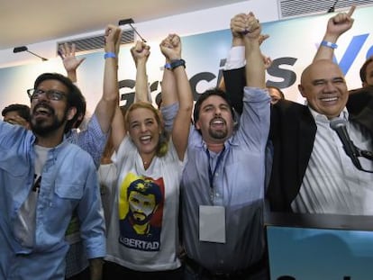 Tintori, amb altres opositors, celebra els resultats.