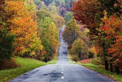 Colores otoñales en un tramos de la Blue Ridge Parkway en el estado de VIrginia.