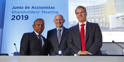 Dillip Rajakarier, consejero delegado de Minor; Ramón Aragonés, consejero delegado de NH, y Alfredo Fernández Agras, presidente del Consejo de NH. 