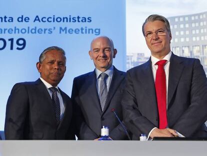 Dillip Rajakarier, consejero delegado de Minor; Ramón Aragonés, consejero delegado de NH, y Alfredo Fernández Agras, presidente del Consejo de NH. 