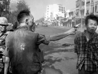 Un polic&iacute;a ejecuta en Saig&oacute;n en plena calle a un vietcong preso.