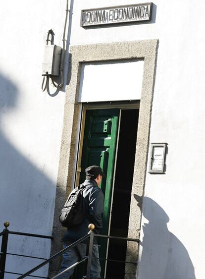 Un hombre entra a la Cocina Económica de Santiago de Compostela.