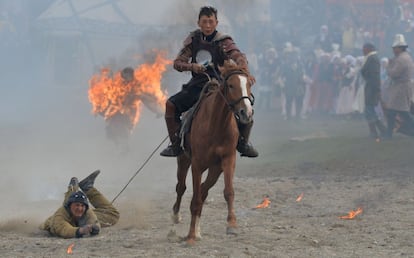 Especialista kirguiso actua durante los 'World Nomad Games 2016' en Kyrchin (Kirguistán).