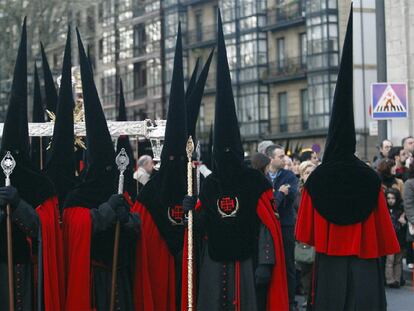 Componentes de la Cofradía de la Pasión, durante una de sus procesiones por Bilbao.