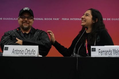 Los escritores mexicanos Antonio Ortuño y Fernanda Melchor, en la Feria del Libro de Guadalajara de 2017.