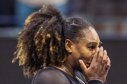 Serena Williams se emociona durante su despedida.