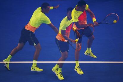 El tenista Bernard Tomic durante un partido del Abierto de Australia en Melbourne. Imagen realizada con múltiple exposición.