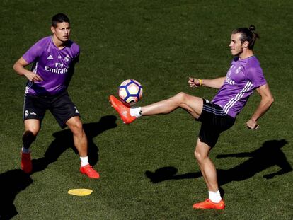 James Rodríguez y Gareth Bales en el entrenamiento del Real Madrid