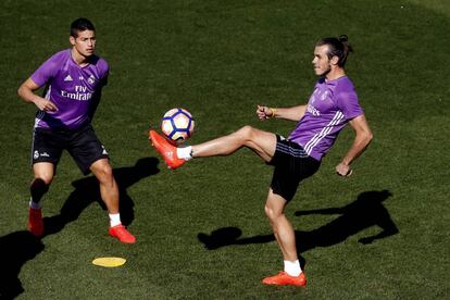 James Rodríguez y Gareth Bales en el entrenamiento del Real Madrid