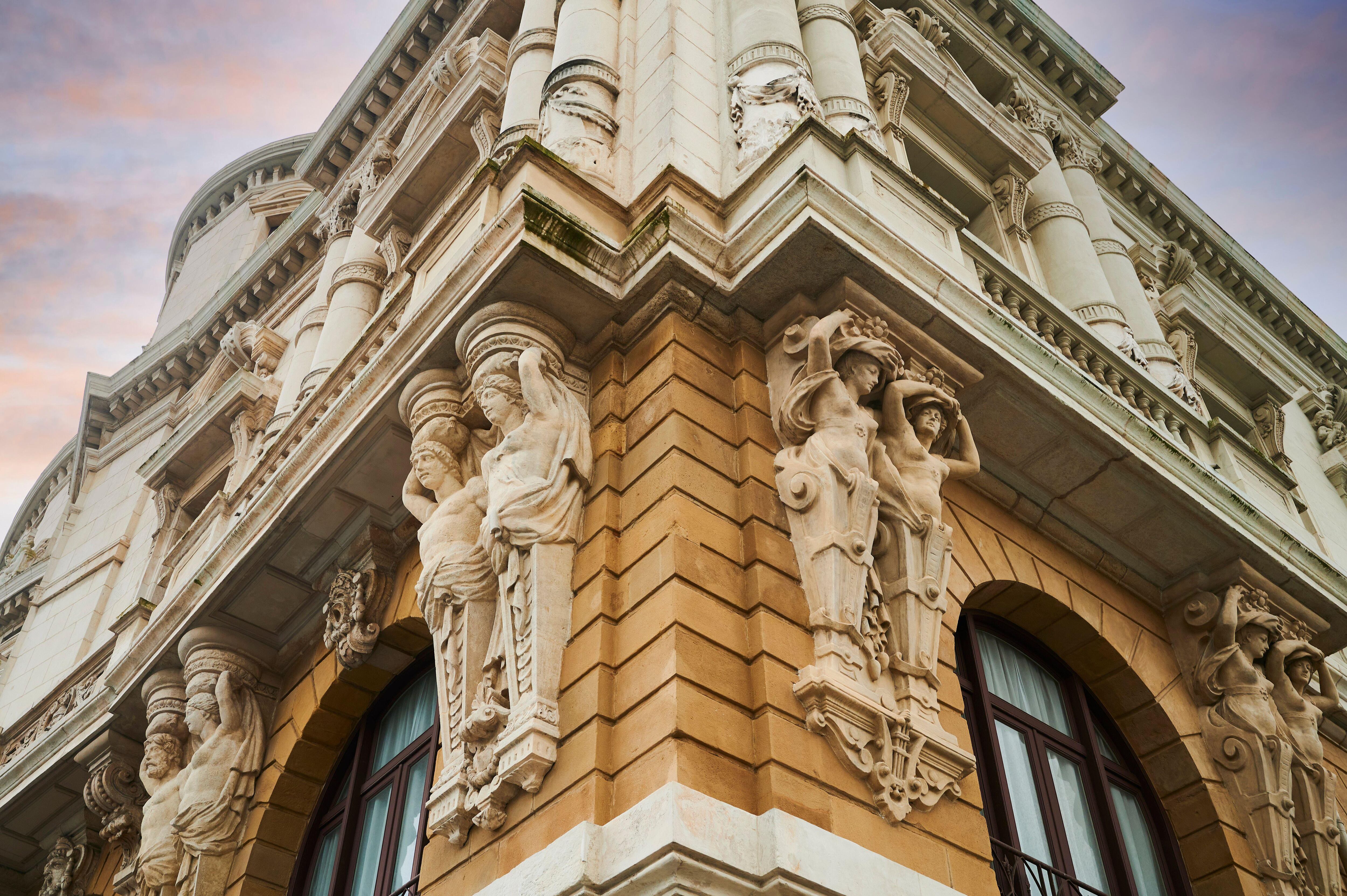 Detalle de la fachada del teatro Arriaga, en Bilbao.