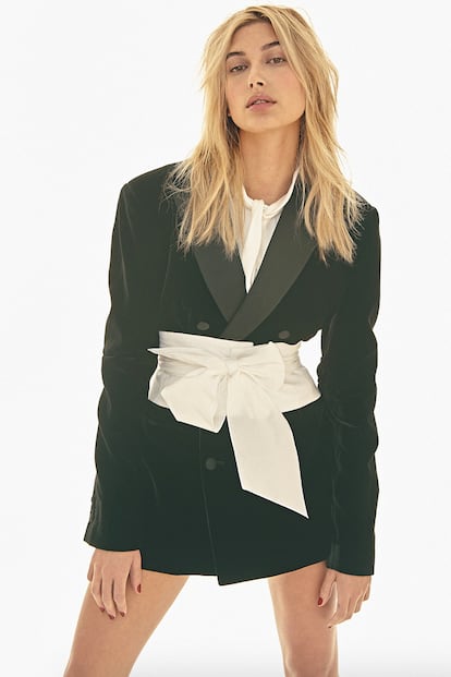 Chaqueta negra de terciopelo de EMPORIO ARMANI (c. p. v.), camisa y cinturón, ambos de CAROLINA HERRERA NEW YORK (c. p. v.).