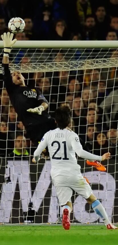 Valdés ataja un disparo ante Silva.