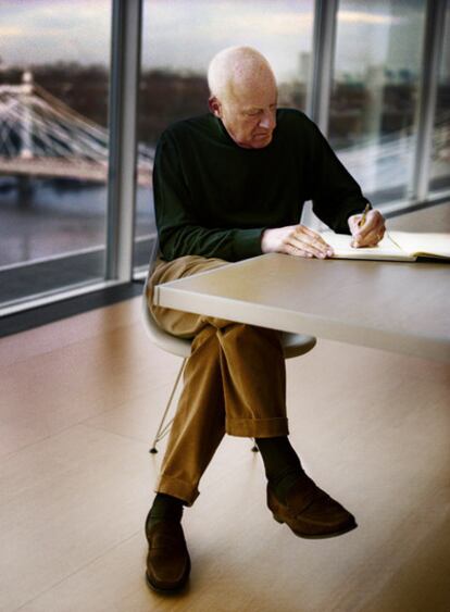 Norman Foster (Manchester, 1935), en su estudio de Londres, sobre el río Támesis.