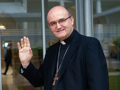 El que fuera obispo de San Sebastián, José Ignacio Munilla, saluda tras su nombramiento por el Papa como nuevo obispo de Orihuela-Alicante, en noviembre de 2021.