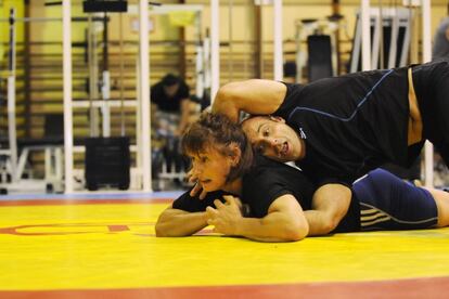 Maider Unda se entrena con su técnico, Luis Crespo.