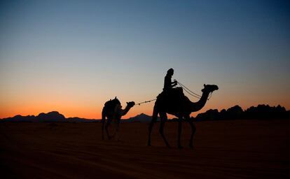 Un beduino viaja en camello mientras cae el atardecer en el desierto de Uadi Rum (Jordania), el 25 de septiembre de 2018. El Uadi Rum y su impresionante paisaje figuran en la lista del Patrimonio de la Humanidad de la UNESCO.