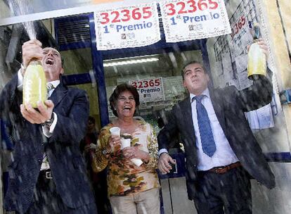 La dueña de la Administración nº 1 de Torrevieja, Conchita Martínez Castell, celebra el primer premio repartido por su local