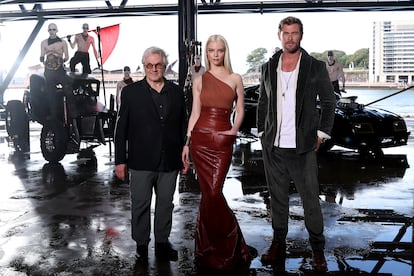 El director George Miller junto a los actores Anya Taylor-Joy y Chris Hemsworth, protagonistas de 'Furiosa: A Mad Max Saga' el miércoles en Sídney.