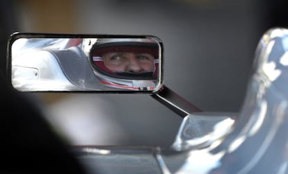 Michael Schumacher a través del retrovisor de su coche.