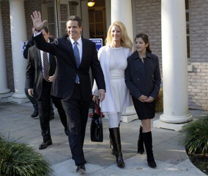 El demócrata Andrew Cuomo con su novia Sandra Lee y con su hija.