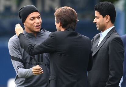 Kylian Mbappe saluda a Leonardo y Al-Kelaifi durante el entrenamiento del PSG, este lunes.