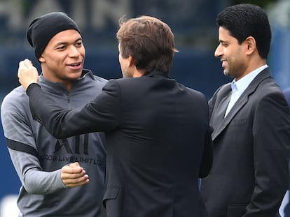 Kylian Mbappe saluda a Leonardo y Al-Kelaifi durante el entrenamiento del PSG, este lunes.