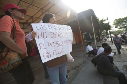 Los maestros de Oaxaca han salido a las calles este domingo, en plenas elecciones, para protestar contra la reforma educativa en México.