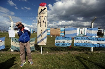 Mensajes de apoyo a los 44 tripulantes del ARA San Juan frente a la base naval de Mar del Plata