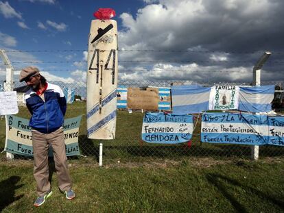 Mensajes de apoyo a los 44 tripulantes del ARA San Juan frente a la base naval de Mar del Plata