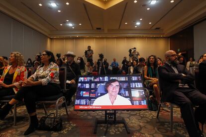 El poeta rumano Mircea Cartarescu participa de manera virtual en una conferencia de prensa en Guadalajara.