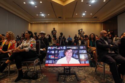 El poeta rumano Mircea Cartarescu participa de manera virtual en una conferencia de prensa en Guadalajara.
