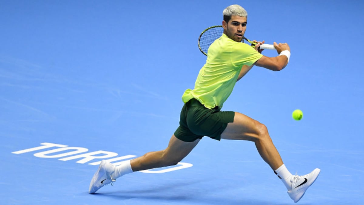 Carlos Alcaraz devuelve una pelota en un partido de las Nitto ATP Finals, en Turín, en 2025.