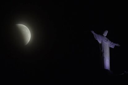 A superlua de sangue vista ao lado do Cristo Redentor, na cidade do Rio de Janeiro (Brasil).