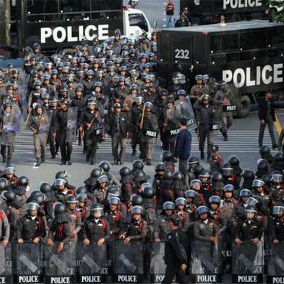 Policías antidisturbios, en el aeropuerto internacional de Bangkok.