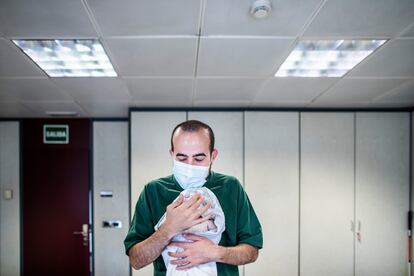 Javier García Pajares, persona con sordoceguera, aprende a bañar a un bebé en una clase impartida en la ONCE, ya que en octubre será padre.