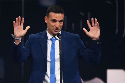  El entrenador argentino Lionel Scaloni tras recibir el premio como mejor entrenador de fútbol masculino.