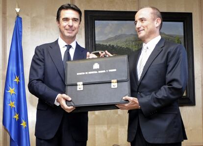 José Manuel Soria recoge la cartera de manos de Miguel Sebastián.
