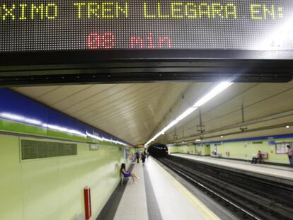 Una pantalla de la estación de metro de Suanzes anuncia este martes la frecuencia de paso de los trenes.