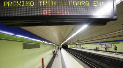 Una pantalla de la estación de metro de Suanzes anuncia este martes la frecuencia de paso de los trenes.