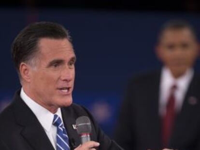 Mitt Romney se dirige a los espectadores durante el segundo debate.